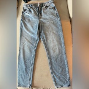 AE mom jeans. Stretch. Size 6 regular.